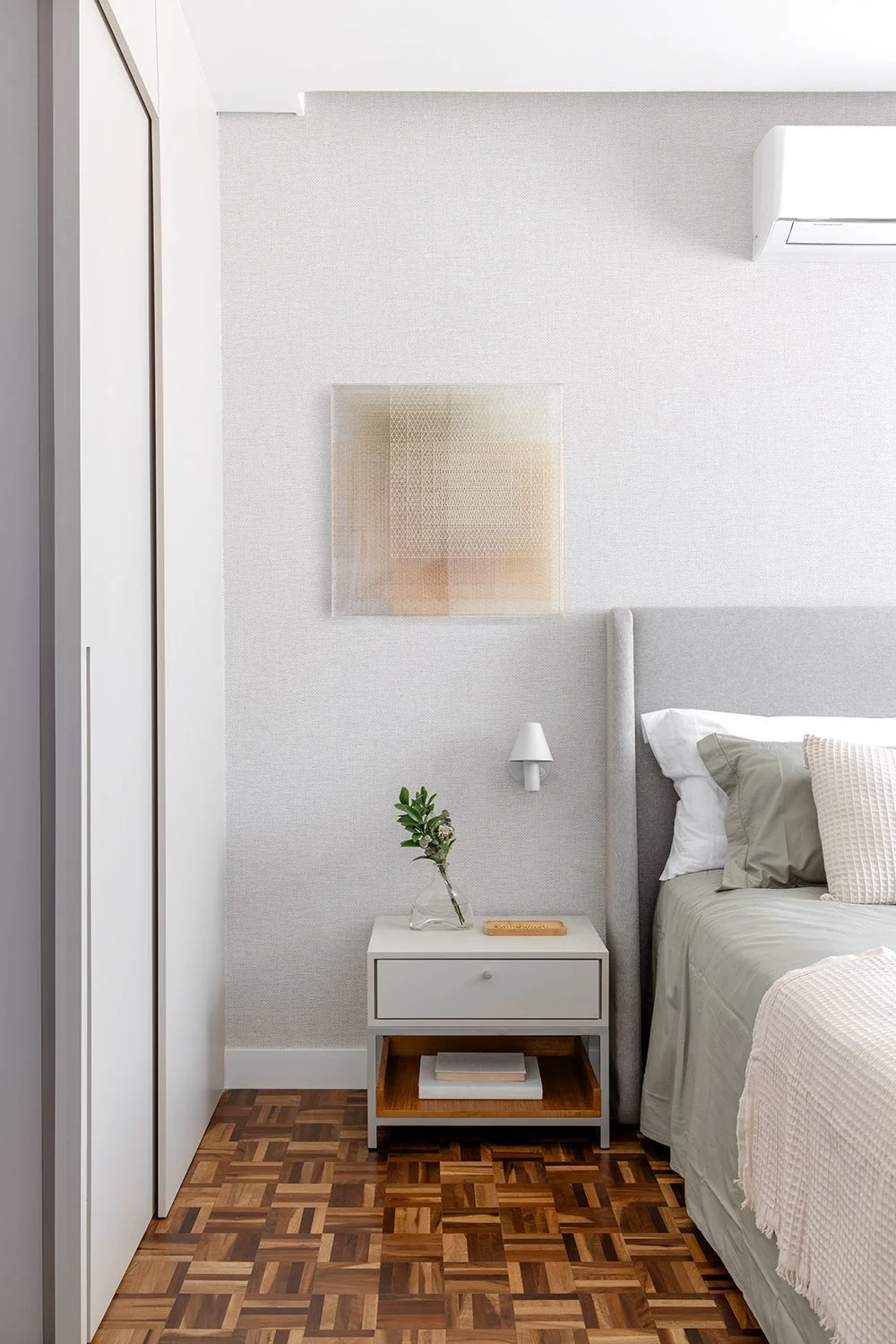 Quarto com piso em taco e cabeceira estofada — Apartamento GM, VK Arquitetos