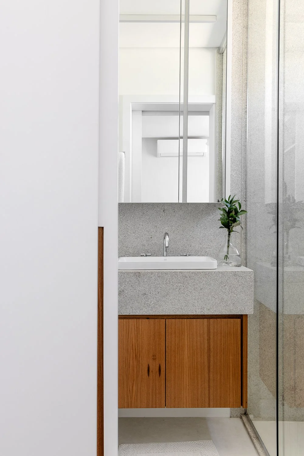 Banheiro com box e bancada suspensa — Apartamento GM, VK Arquitetos