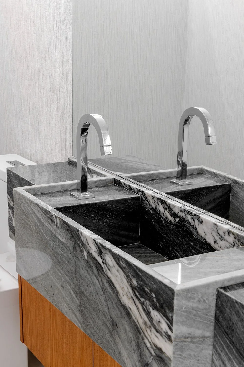 Detalhe da cuba dupla esculpida em mármore — Apartamento GM, VK Arquitetos