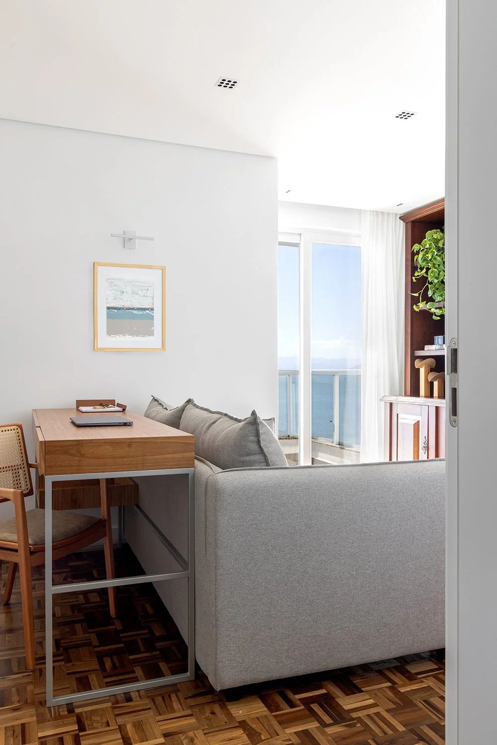 Living com sofá e vista para o mar — Apartamento GM, VK Arquitetos