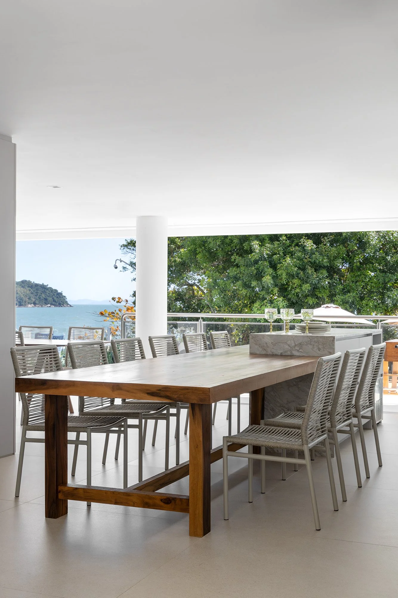 Espaço gourmet com mesa e vista para o mar — Área Comum Villa Dell’Acqua, VK Arquitetos