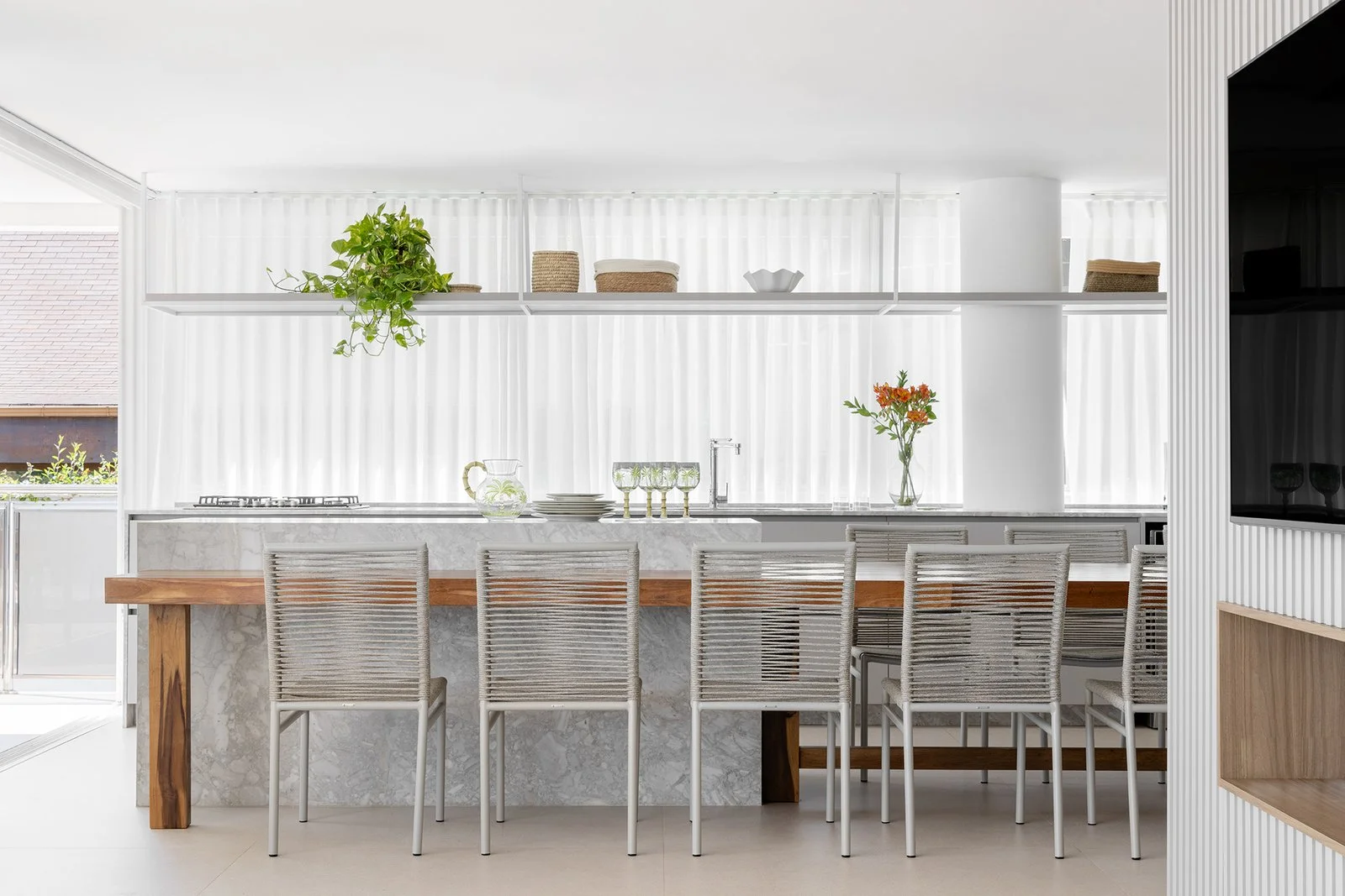 Cozinha gourmet com ilha e banquetas — Área Comum Villa Dell’Acqua, VK Arquitetos