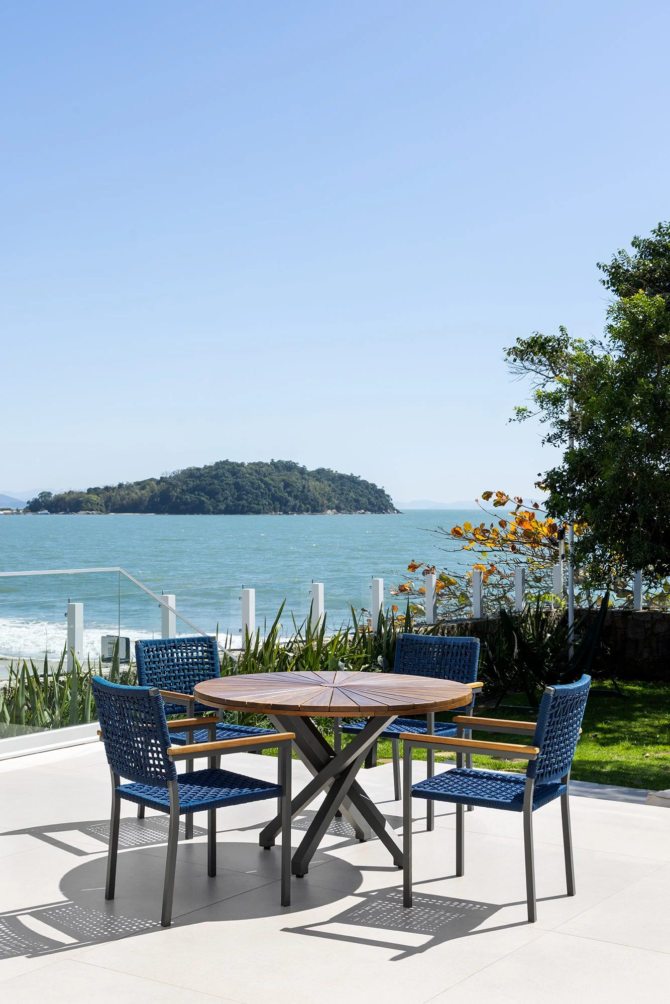 Deck com mesa e vista para a ilha — Área Comum Villa Dell’Acqua, VK Arquitetos