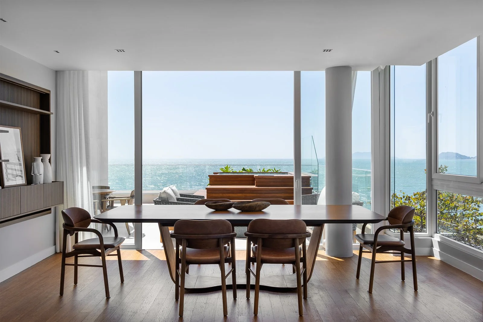 Sala de jantar com vista panorâmica para o mar — Cobertura Bleu, VK Arquitetos