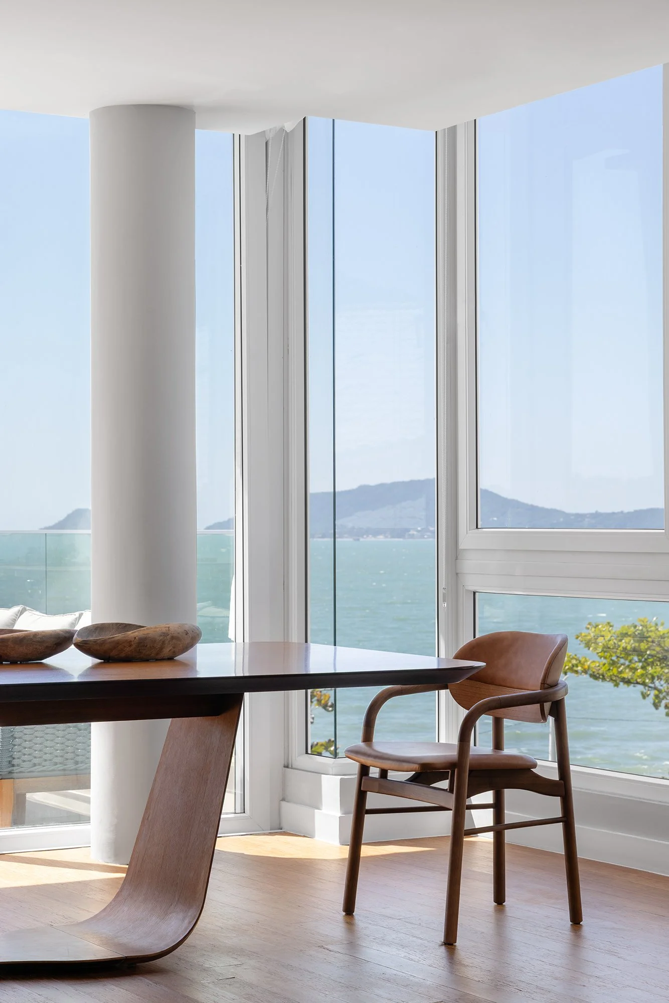 Mesa de jantar redonda junto ao janelão — Cobertura Bleu, VK Arquitetos