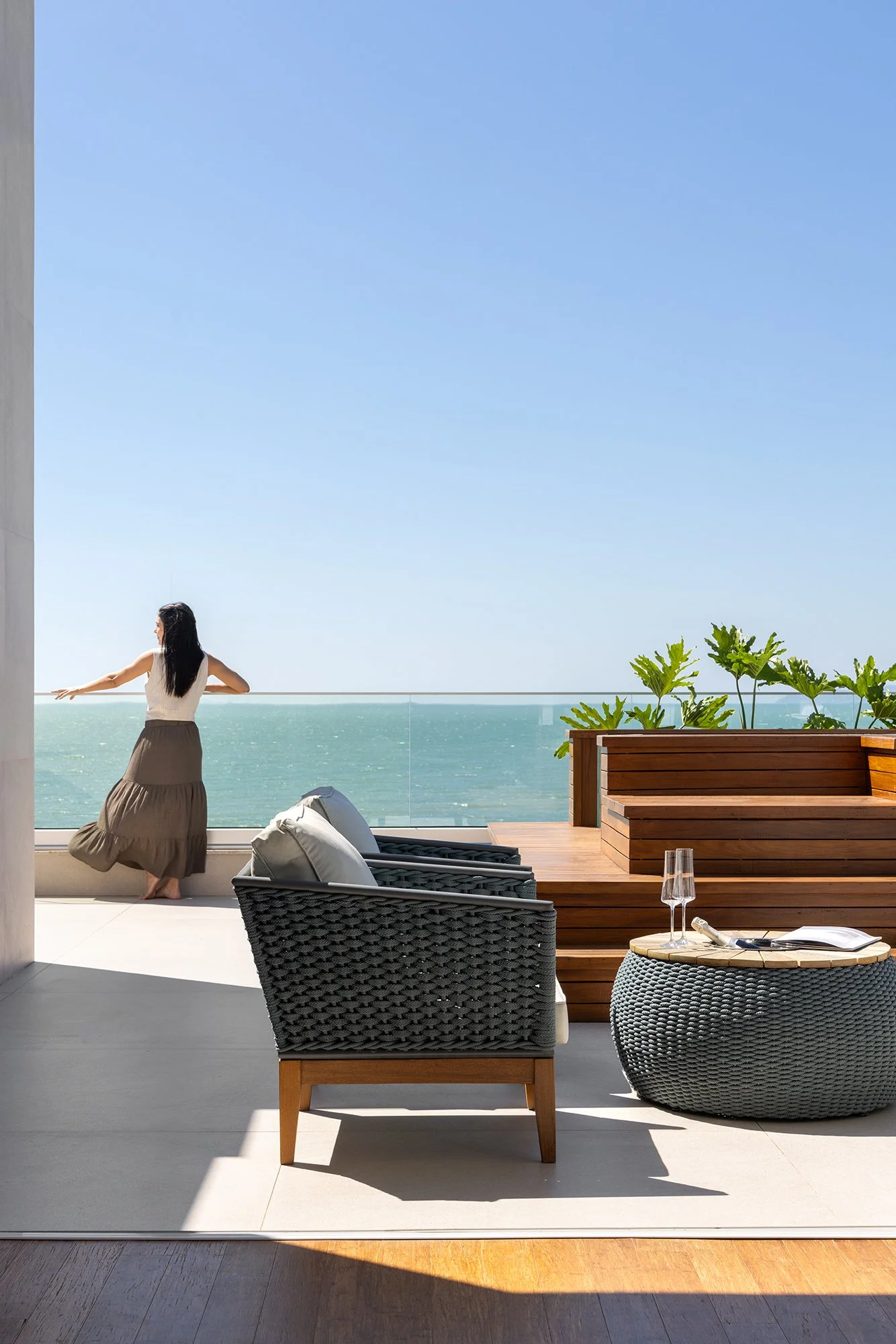 Terraço com poltronas e vista para o mar — Cobertura Bleu, VK Arquitetos