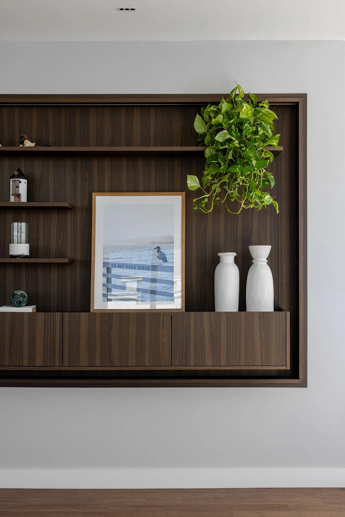 Estante de marcenaria com objetos decorativos — Cobertura Bleu, VK Arquitetos