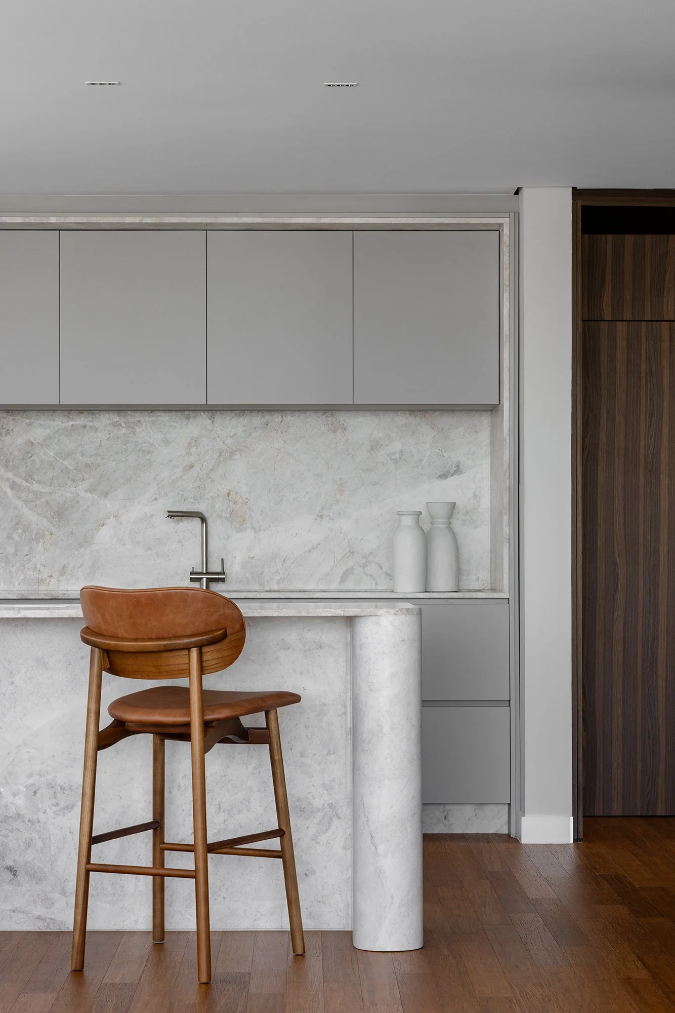 Detalhe da bancada de mármore com banqueta — Cobertura Bleu, VK Arquitetos