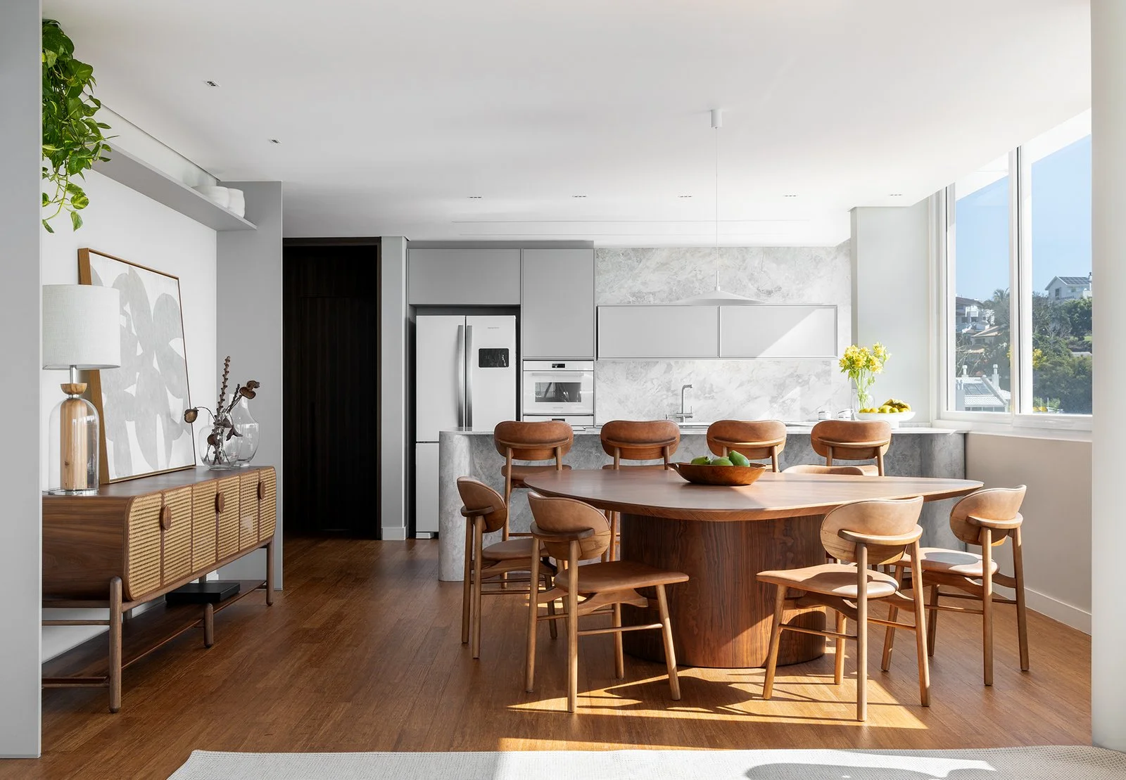 Cozinha aberta com mesa redonda e banquetas — Cobertura Bleu, VK Arquitetos