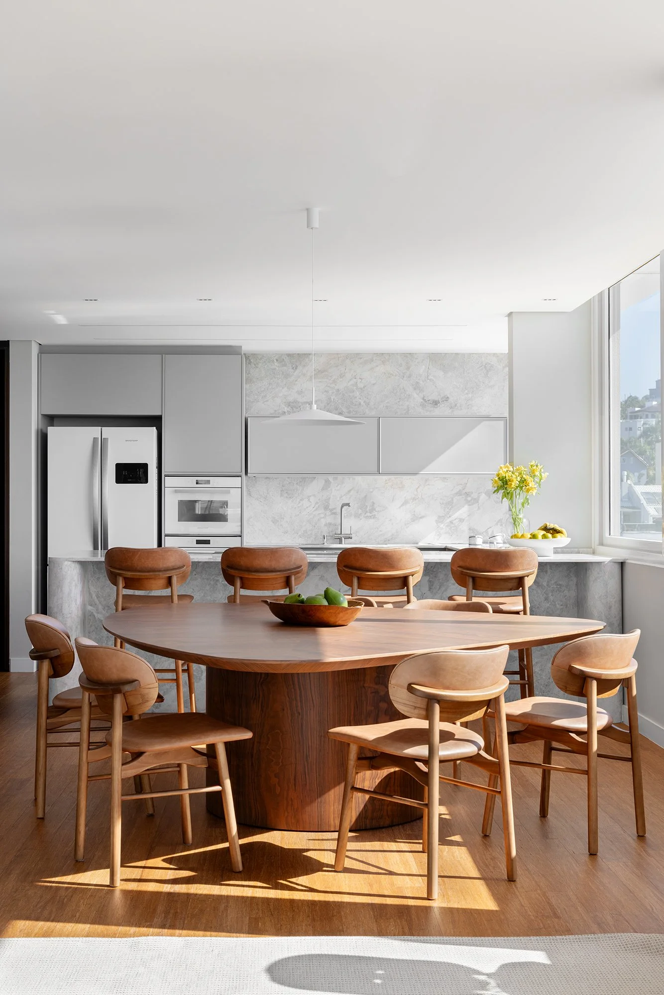 Cozinha integrada com banquetas de madeira — Cobertura Bleu, VK Arquitetos