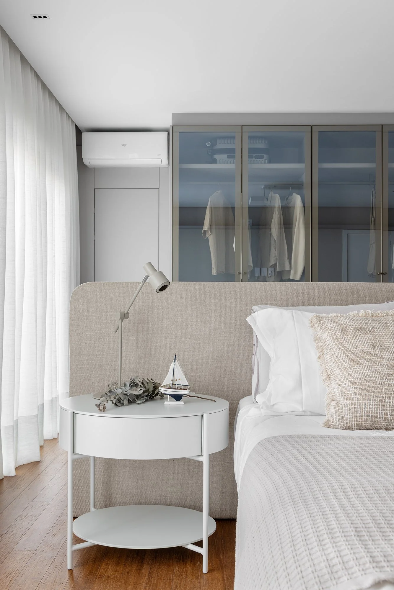 Quarto claro com criado-mudo e cama de casal — Cobertura Bleu, VK Arquitetos
