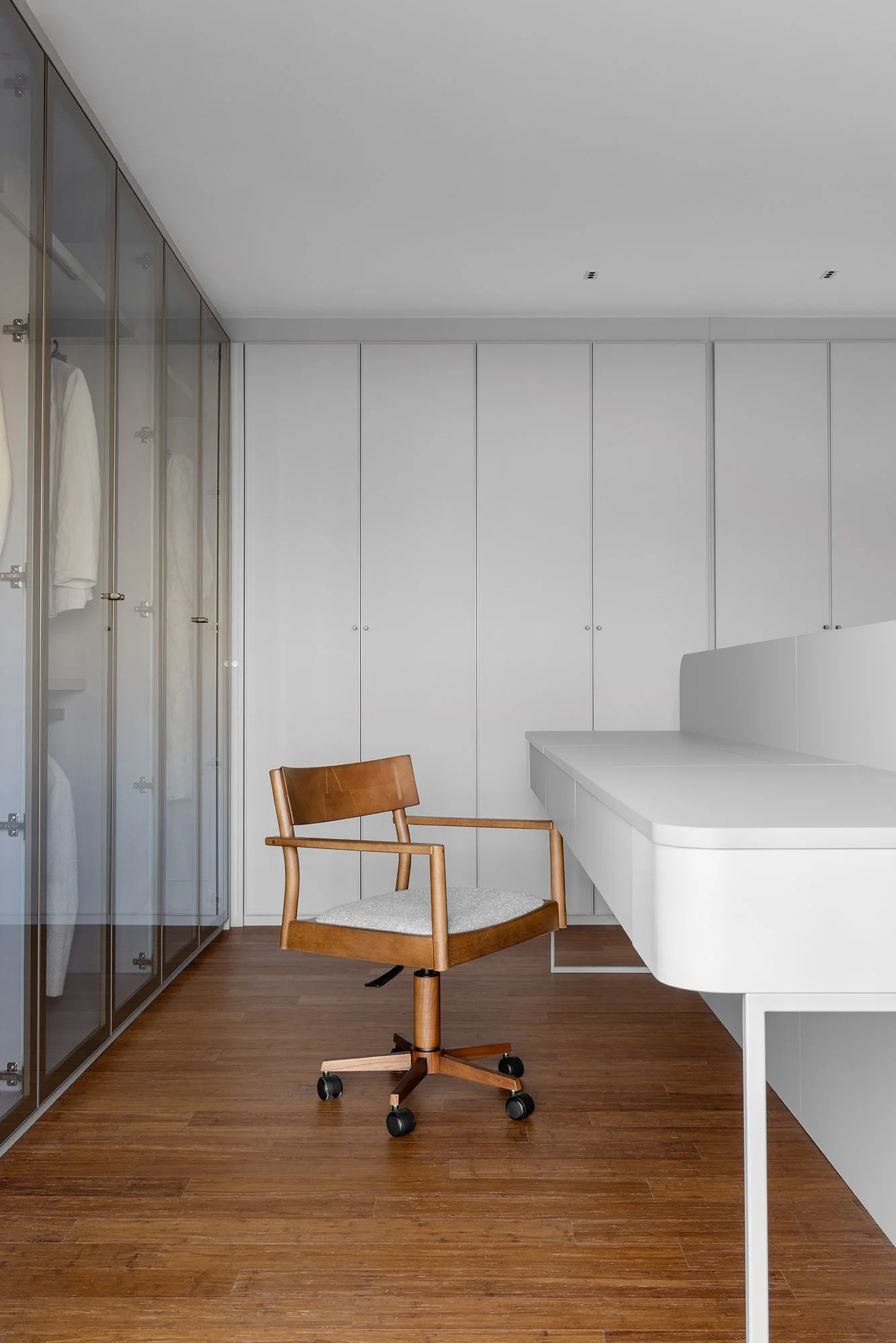 Quarto com marcenaria branca e escrivaninha — Cobertura Bleu, VK Arquitetos
