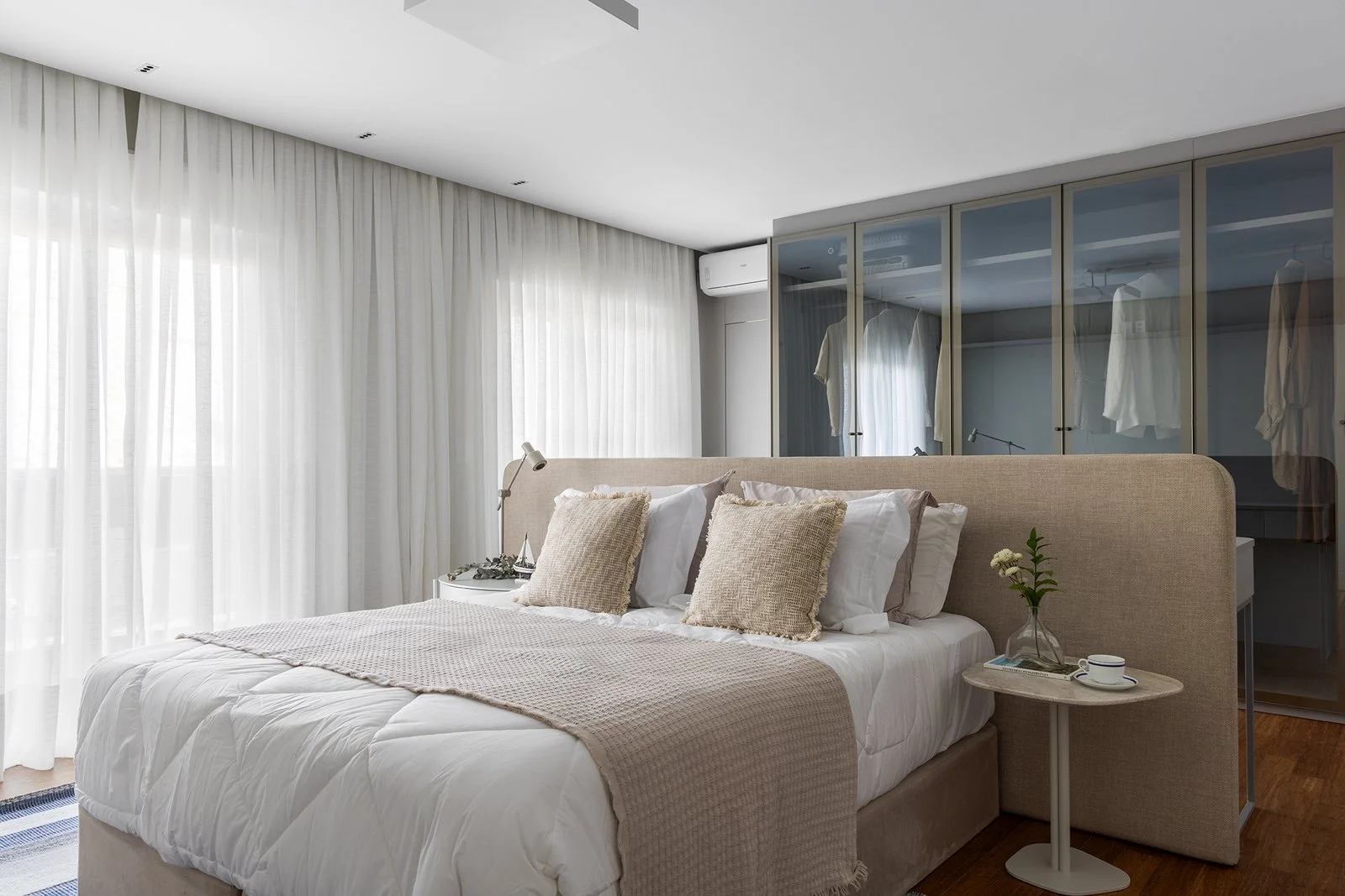 Suíte com cabeceira estofada e cortinas de linho — Cobertura Bleu, VK Arquitetos