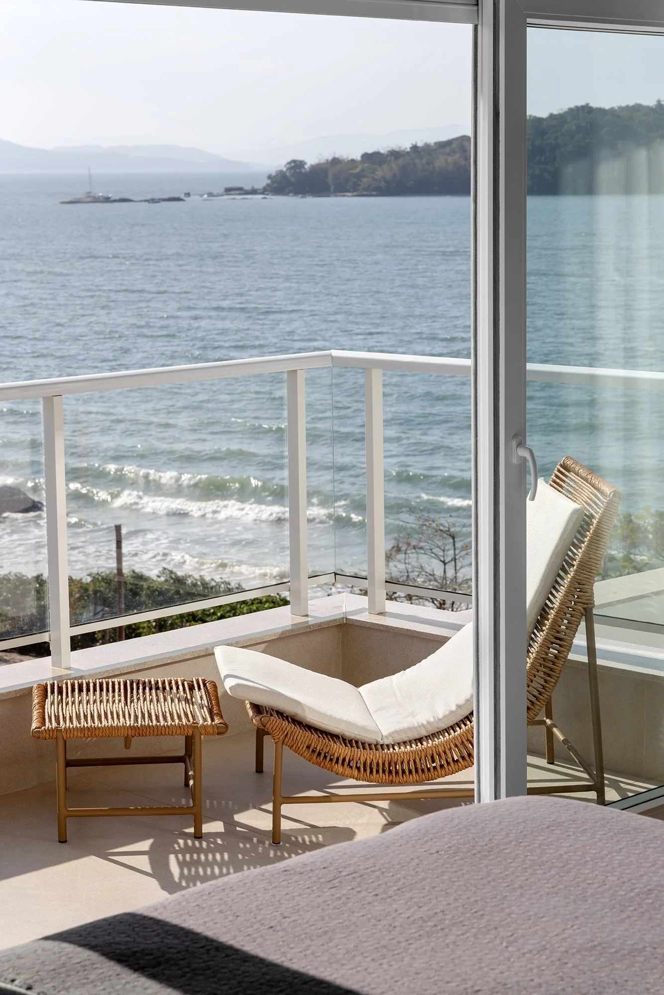 Sacada do dormitório com vista para o mar — Cobertura Bleu, VK Arquitetos