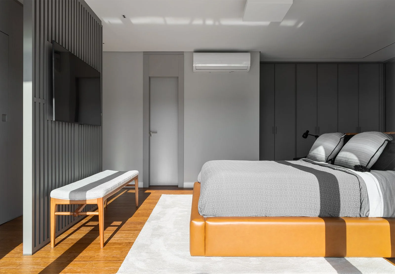 Suíte com cabeceira ripada e recamier — Cobertura Bleu, VK Arquitetos