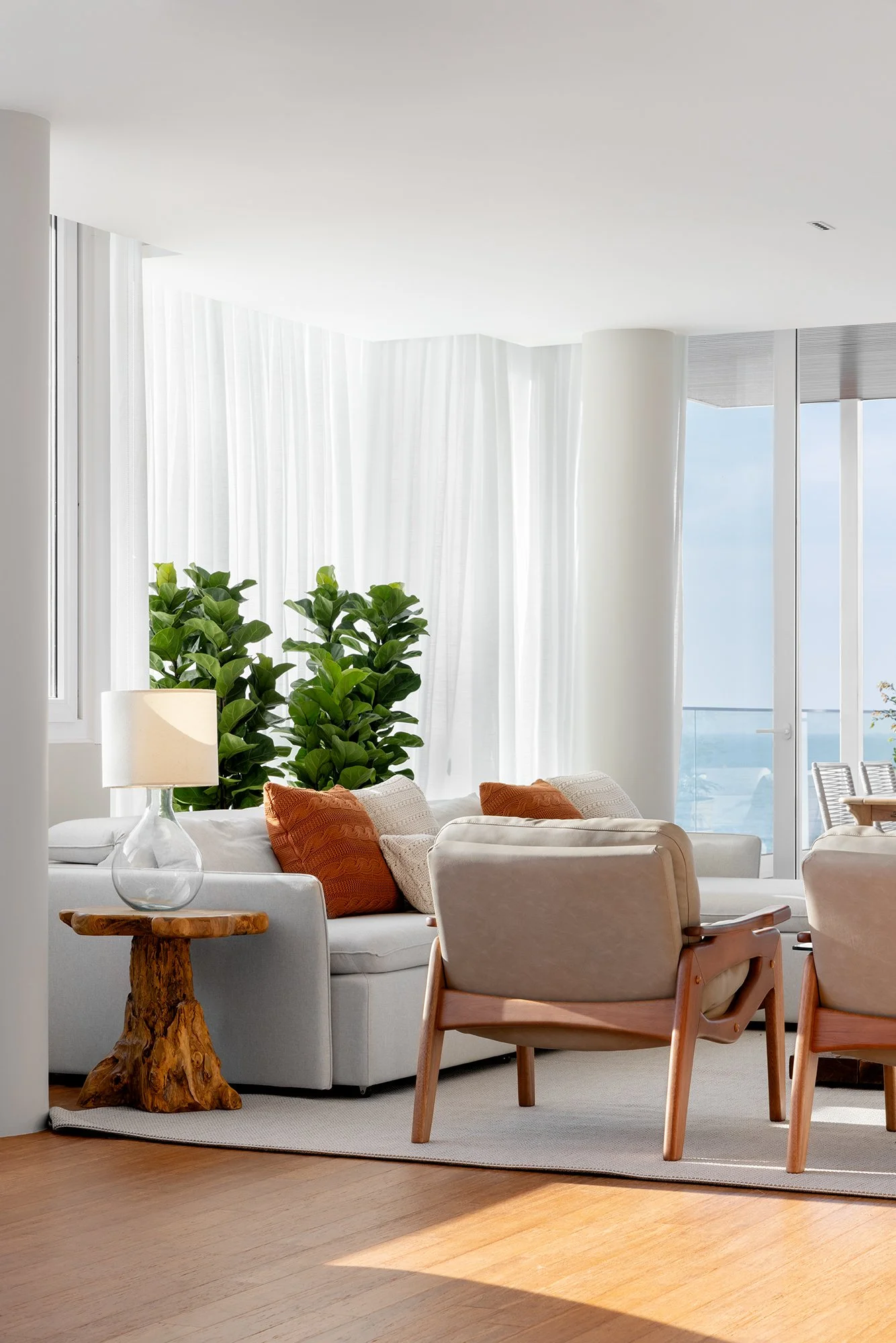 Estar com poltronas de madeira e mesas laterais — Cobertura Bleu, VK Arquitetos