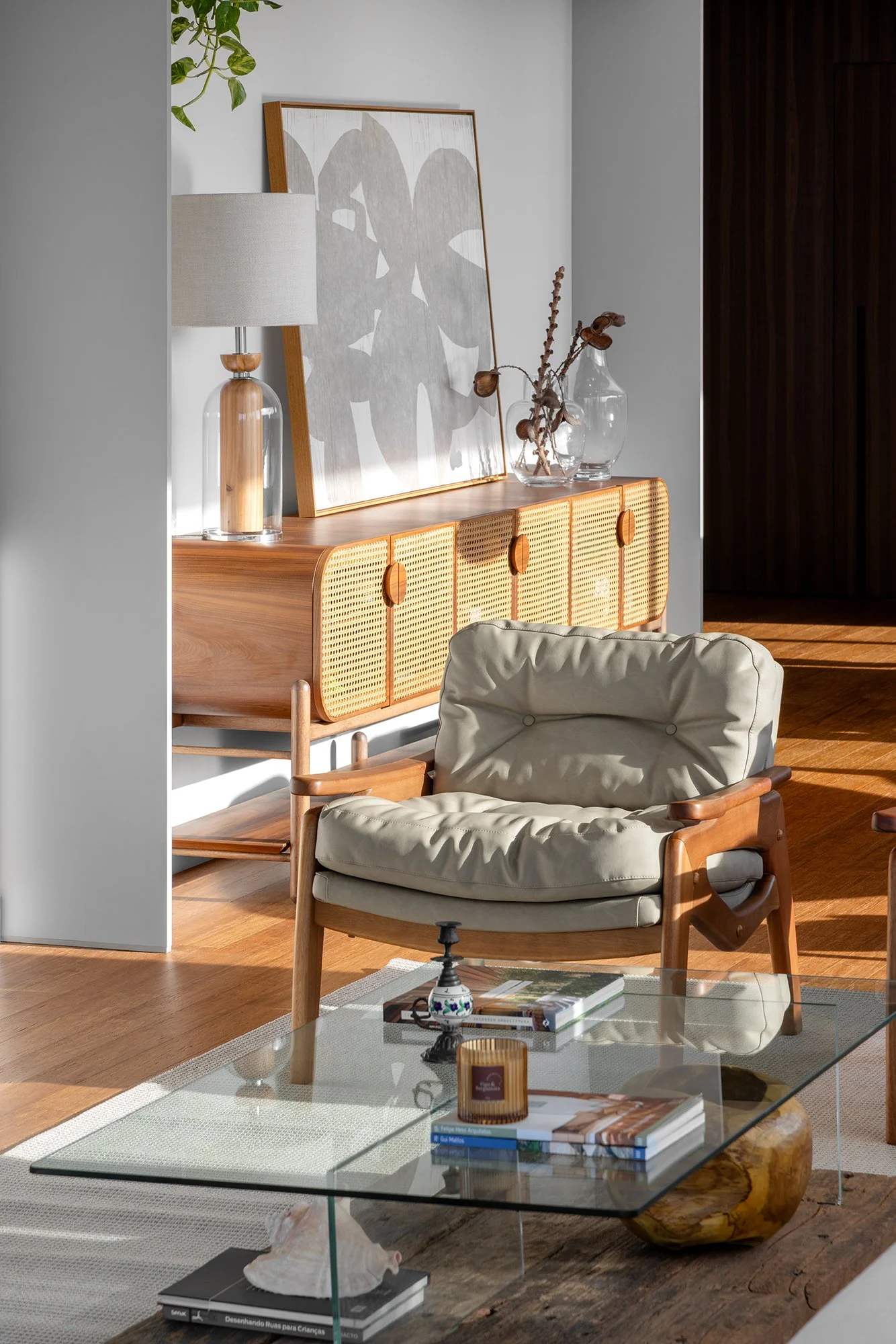 Poltrona e mesa de centro de vidro junto à janela — Cobertura Bleu, VK Arquitetos