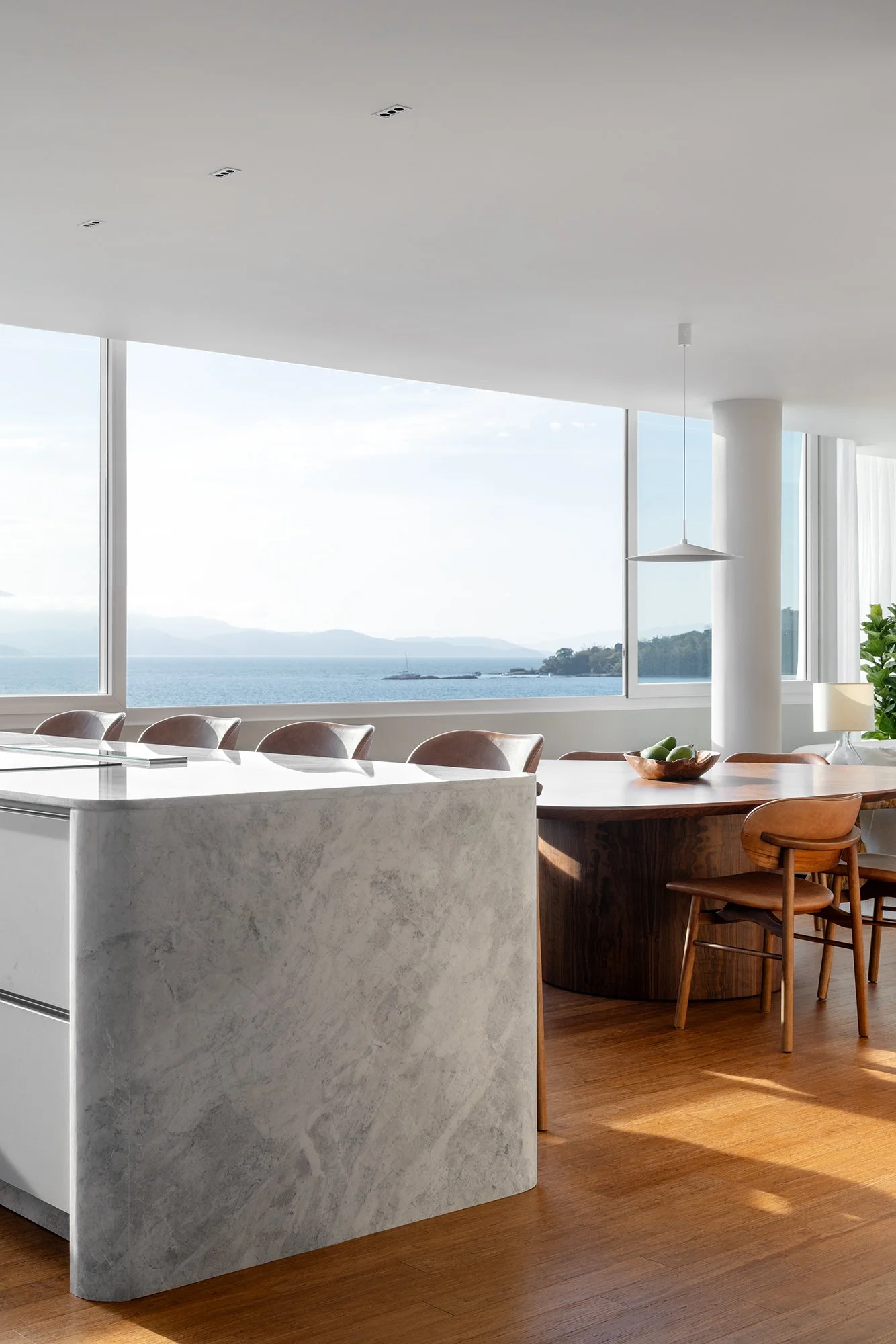 Ilha de cozinha em mármore com vista para o mar — Cobertura Bleu, VK Arquitetos