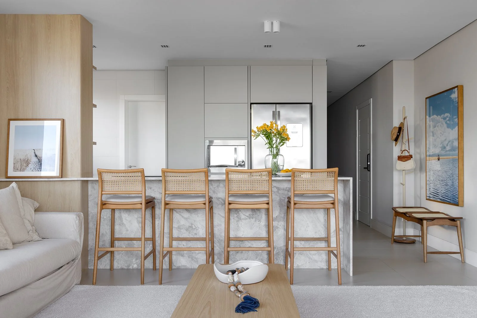 Living e cozinha integrados em tons claros — Apartamento Brisa, VK Arquitetos