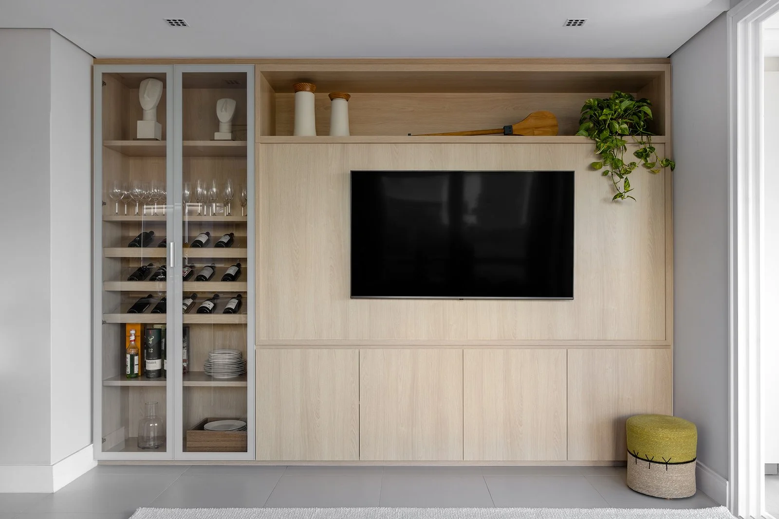 Painel de TV com marcenaria clara e adega — Apartamento Brisa, VK Arquitetos