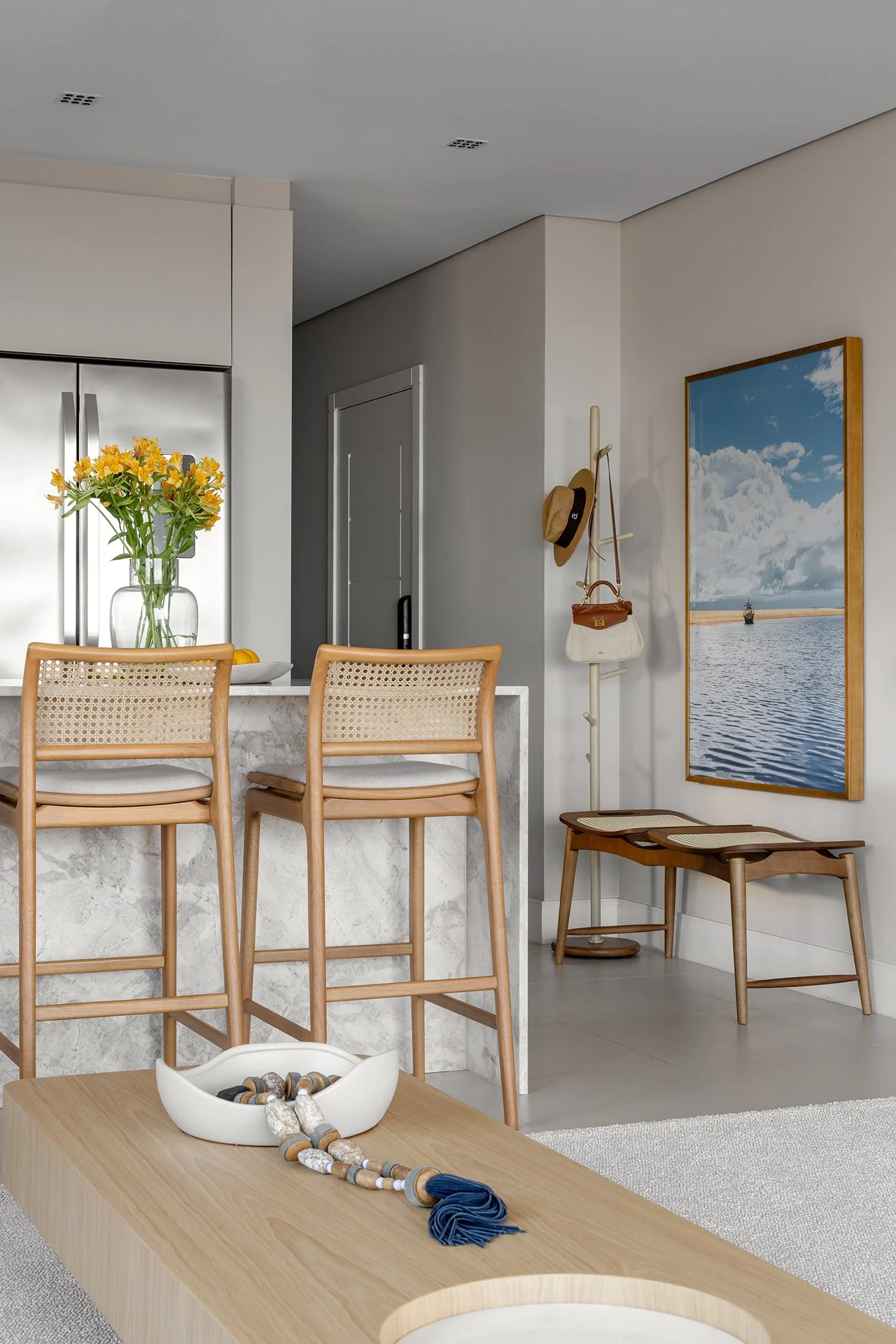 Bancada com banquetas de palhinha e quadro — Apartamento Brisa, VK Arquitetos