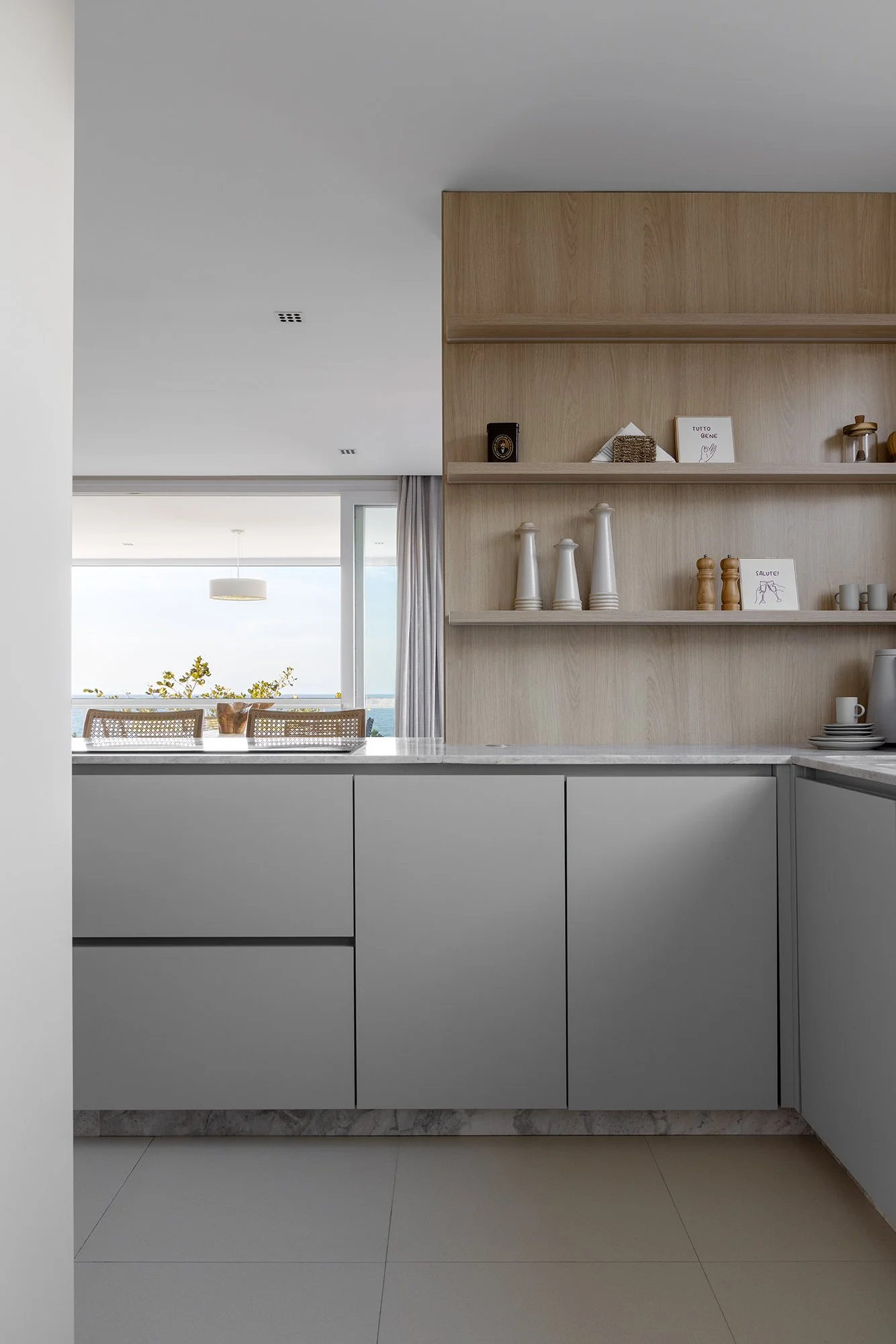 Cozinha com prateleiras e bancada iluminada — Apartamento Brisa, VK Arquitetos