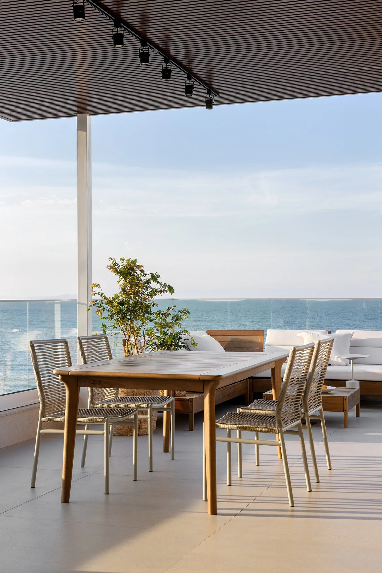 Varanda com mesa de jantar de frente para o mar — Cobertura Bleu, VK Arquitetos