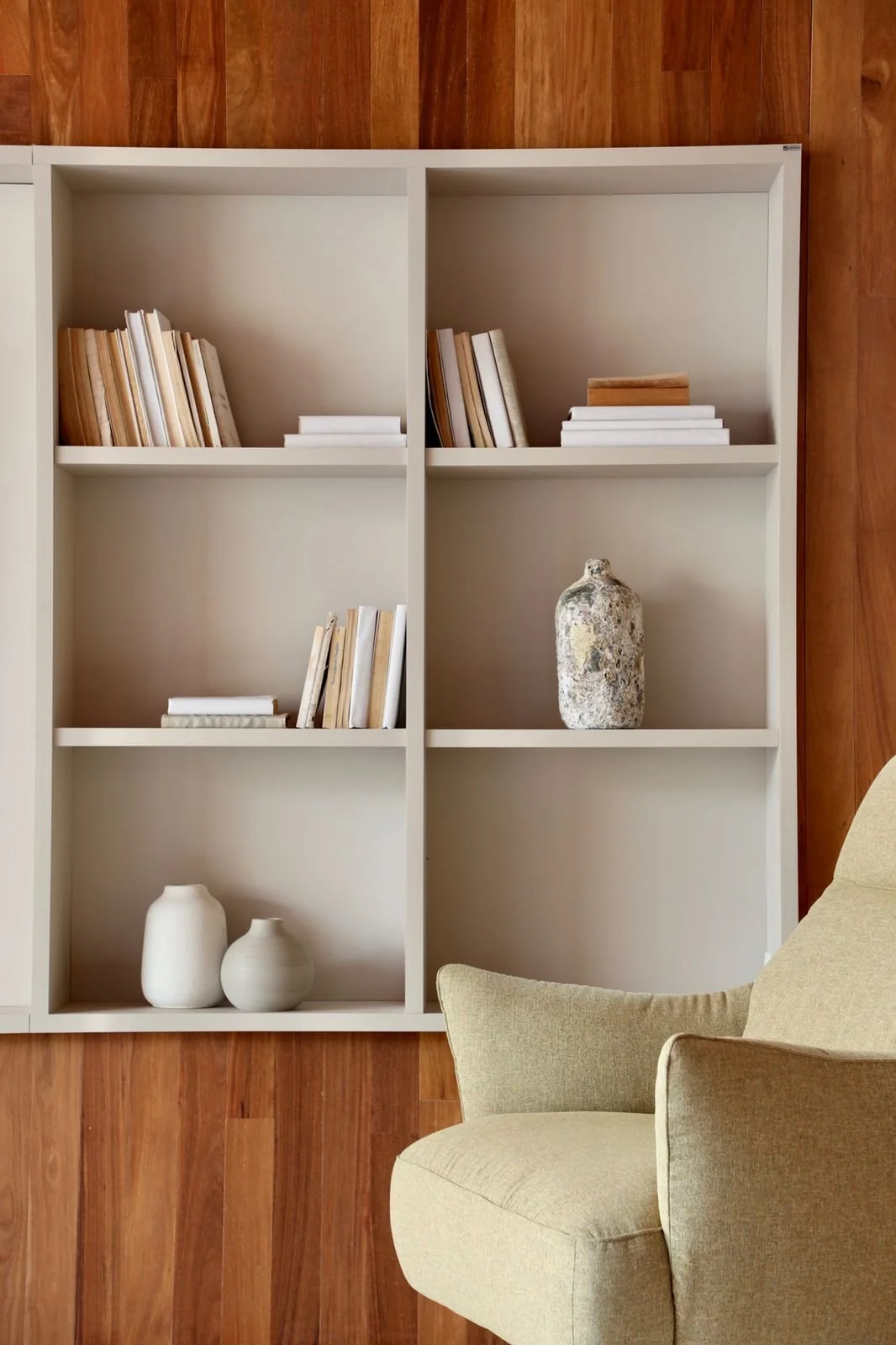 Detalhe da estante com livros e objetos — CASACOR 2022, VK Arquitetos